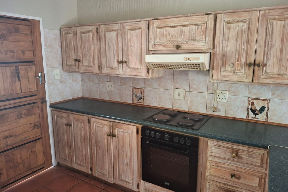 Charming 2-Bedroom Home with Garden and Ample Parking - Photo 2