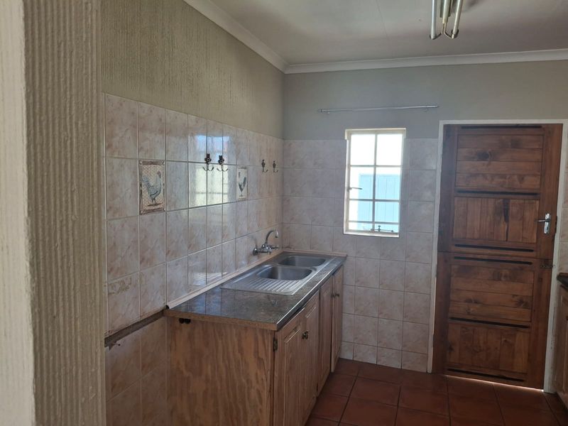 Charming 2-Bedroom Home with Garden and Ample Parking - Photo 5