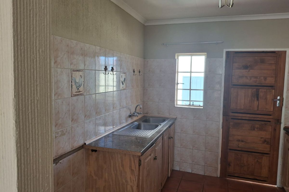 Charming 2-Bedroom Home with Garden and Ample Parking - Photo 5