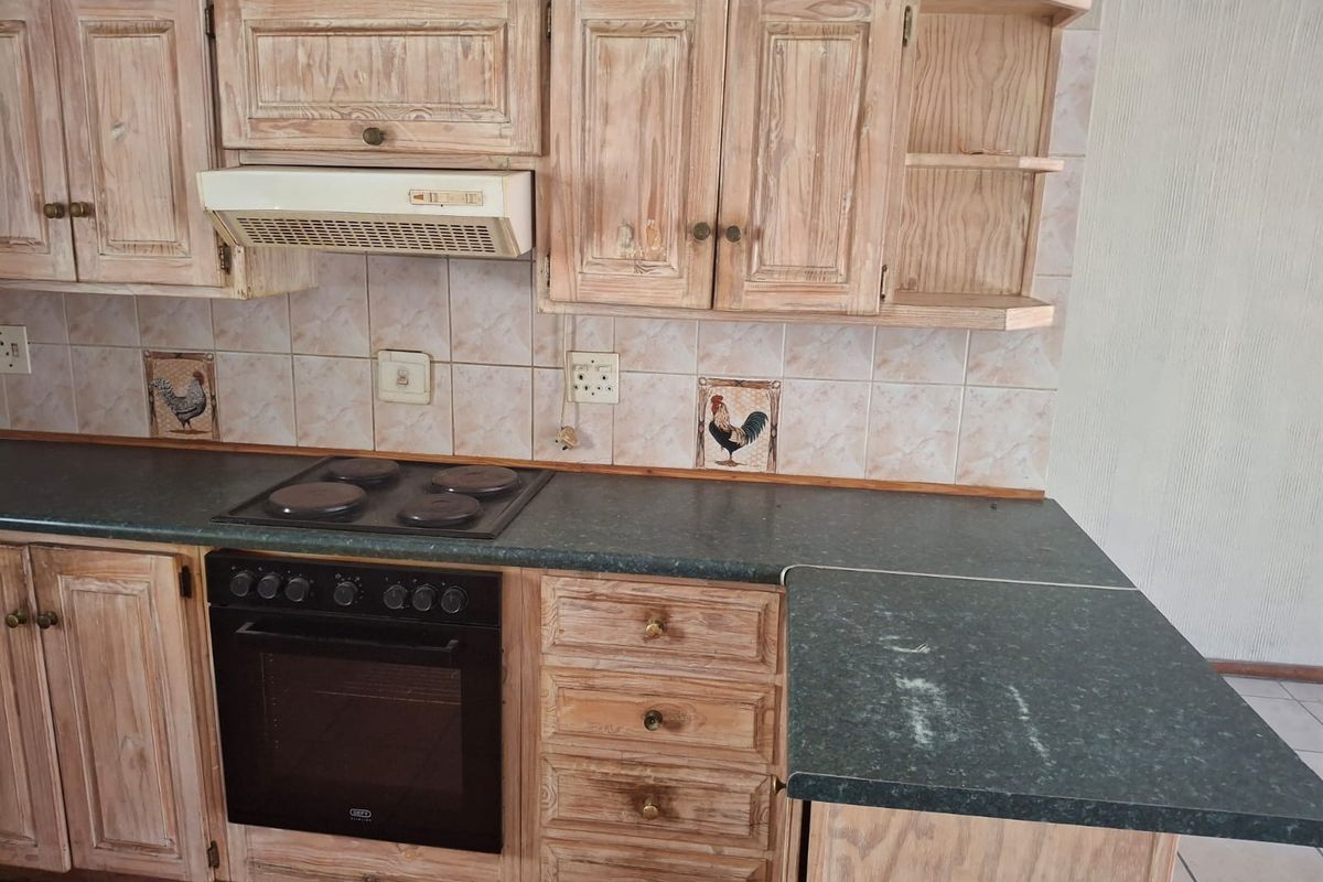 Charming 2-Bedroom Home with Garden and Ample Parking - Photo 3