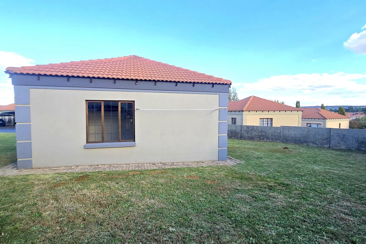 Modern 3-Bed, 2-Bath Home with Double Garage in Secure Estate - Photo 2