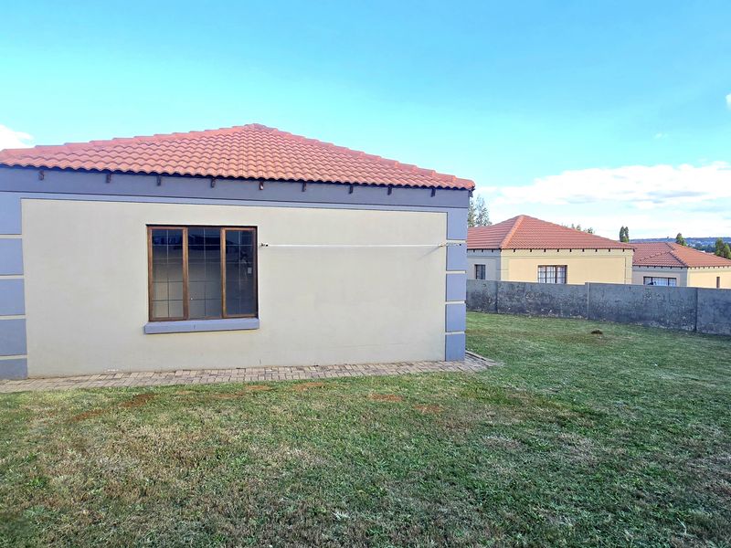 Modern 3-Bed, 2-Bath Home with Double Garage in Secure Estate - Photo 2