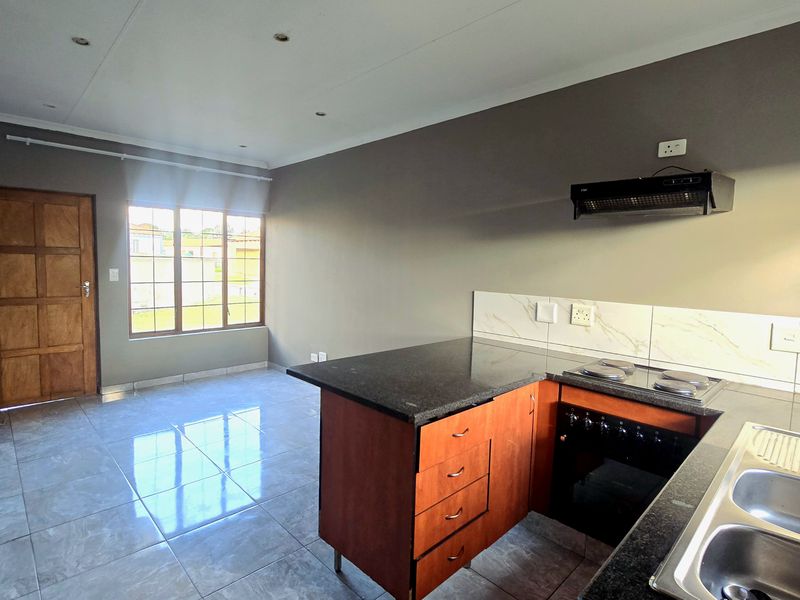 Modern 3-Bed, 2-Bath Home with Double Garage in Secure Estate - Photo 5