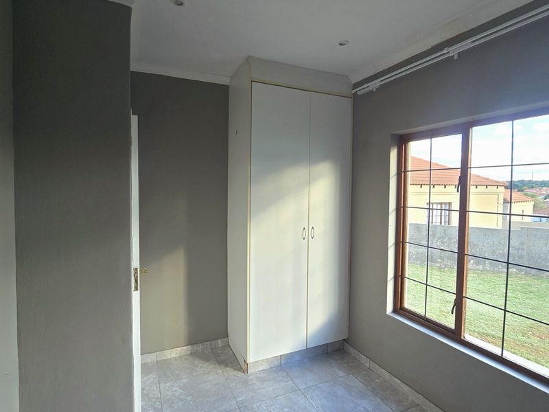 Modern 3-Bed, 2-Bath Home with Double Garage in Secure Estate - Photo 10