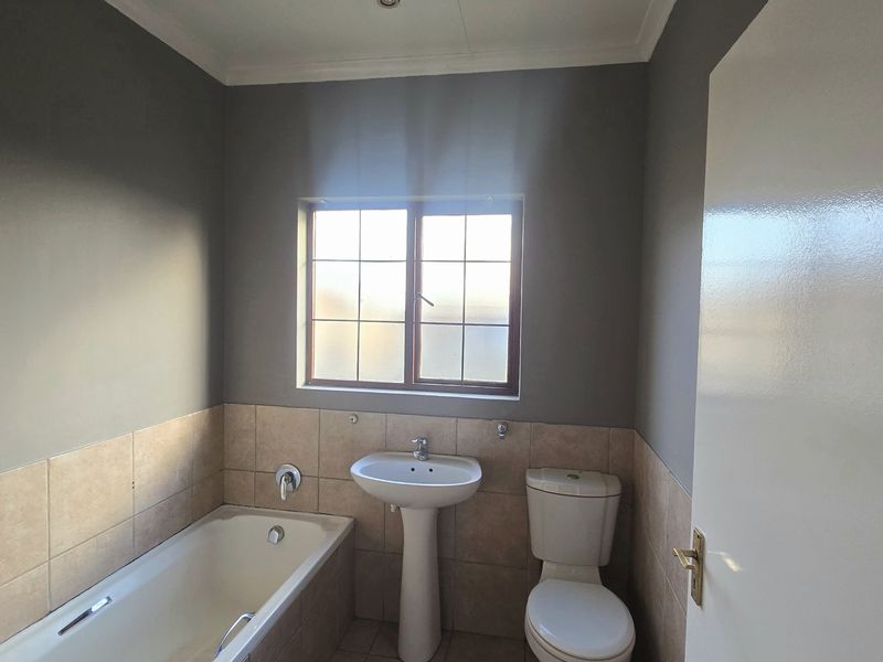 Modern 3-Bed, 2-Bath Home with Double Garage in Secure Estate - Photo 8