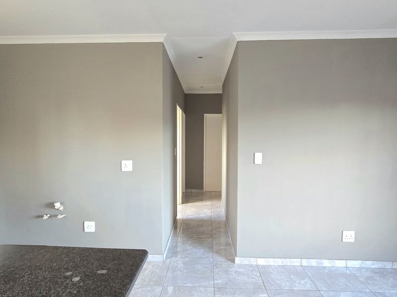 Modern 3-Bed, 2-Bath Home with Double Garage in Secure Estate - Photo 7