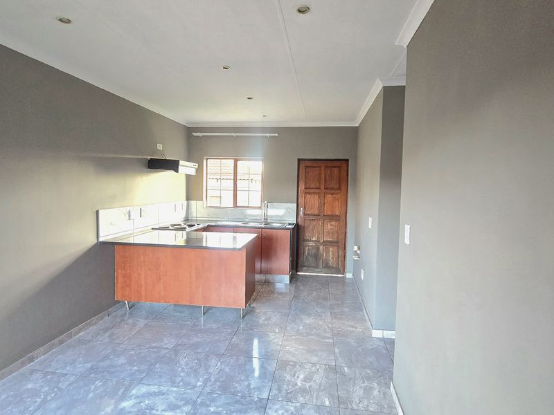 Modern 3-Bed, 2-Bath Home with Double Garage in Secure Estate - Photo 6