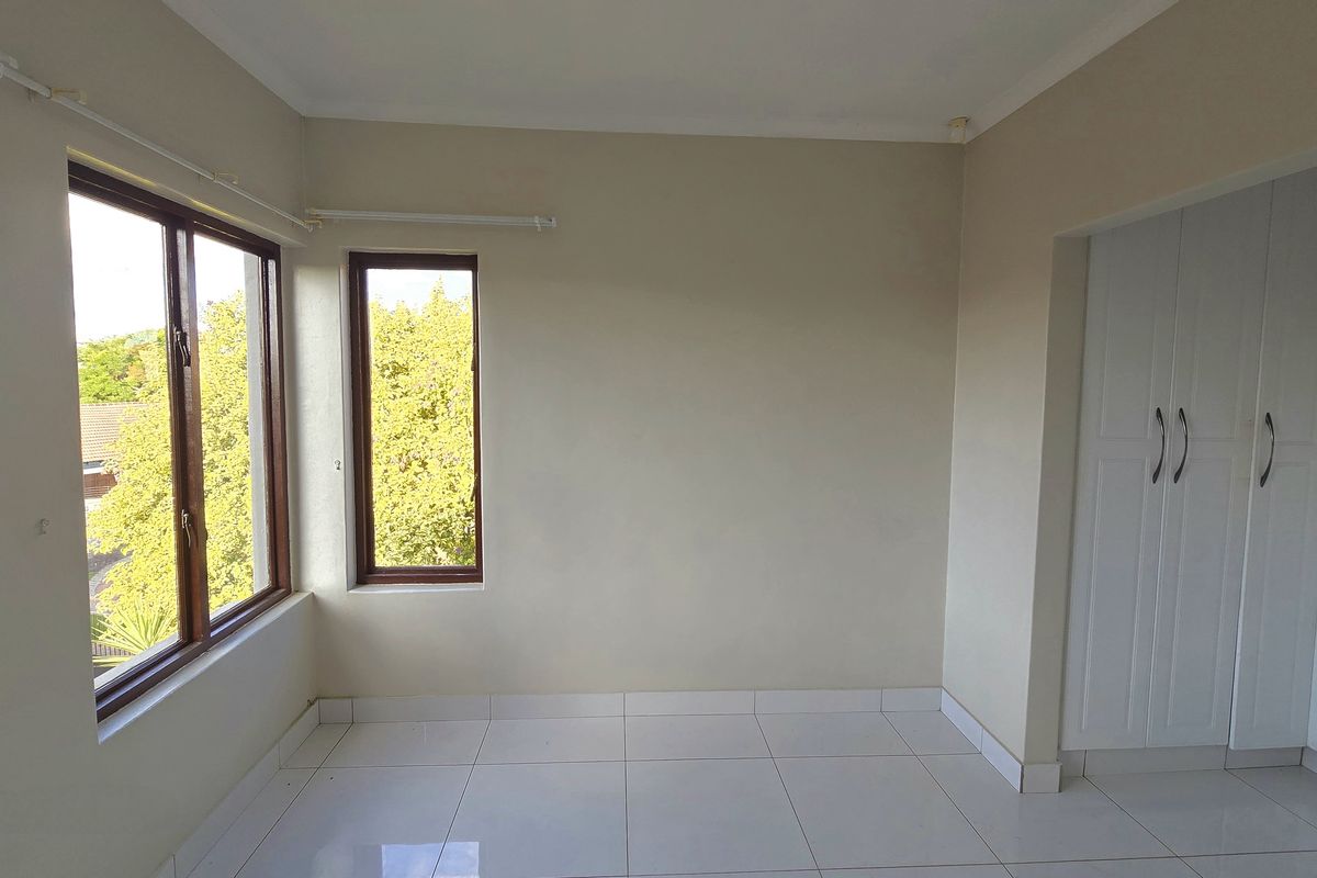 Modern 3-Bed, 2-Bath Home with Double Garage in Secure Estate - Photo 3