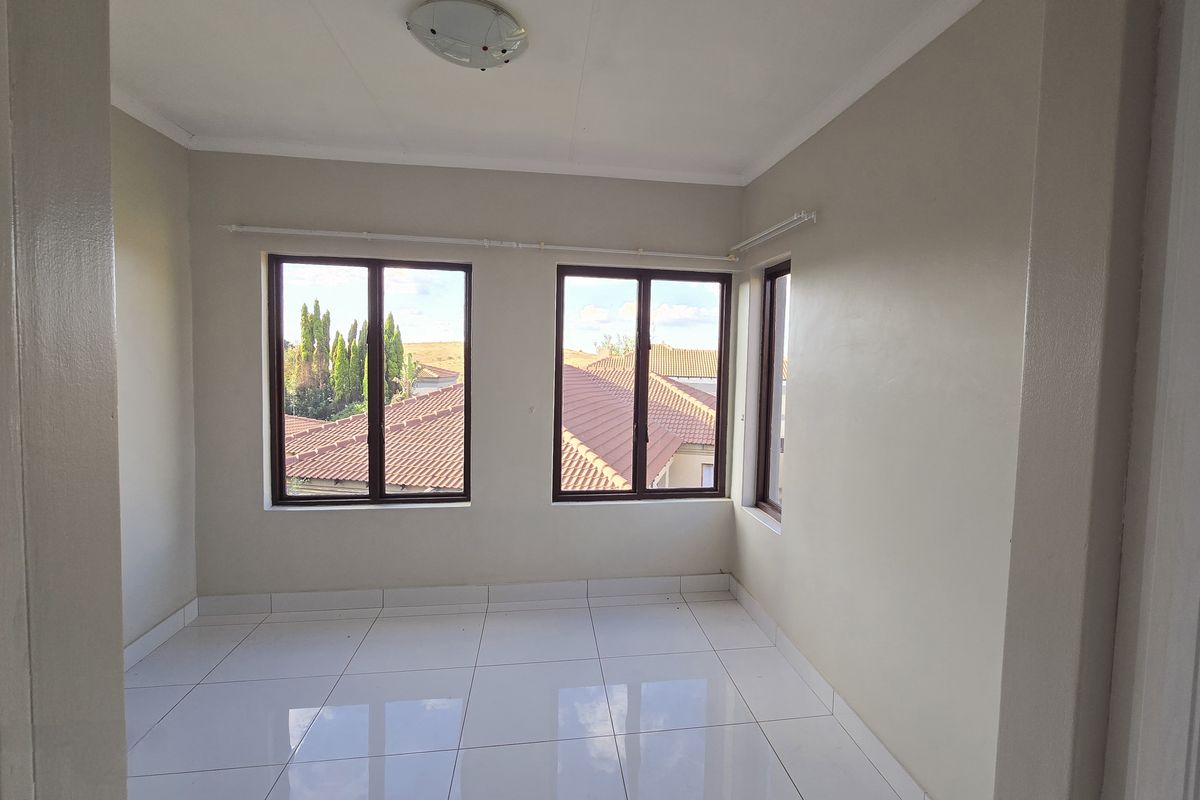 Modern 3-Bed, 2-Bath Home with Double Garage in Secure Estate - Photo 4