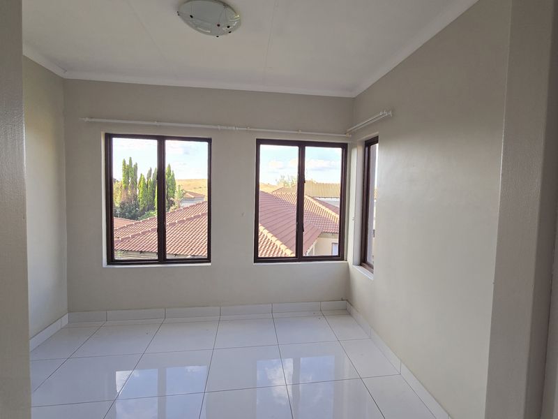 Modern 3-Bed, 2-Bath Home with Double Garage in Secure Estate - Photo 4