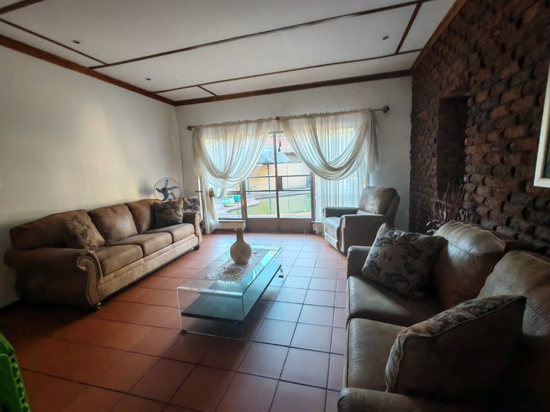 Facebrick 4 bedroom house for sale in Ext 23 - Photo 9