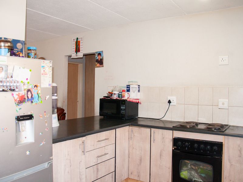 2 Bed Ground Floor  in Vorna Valley For R899 999 - Photo 3