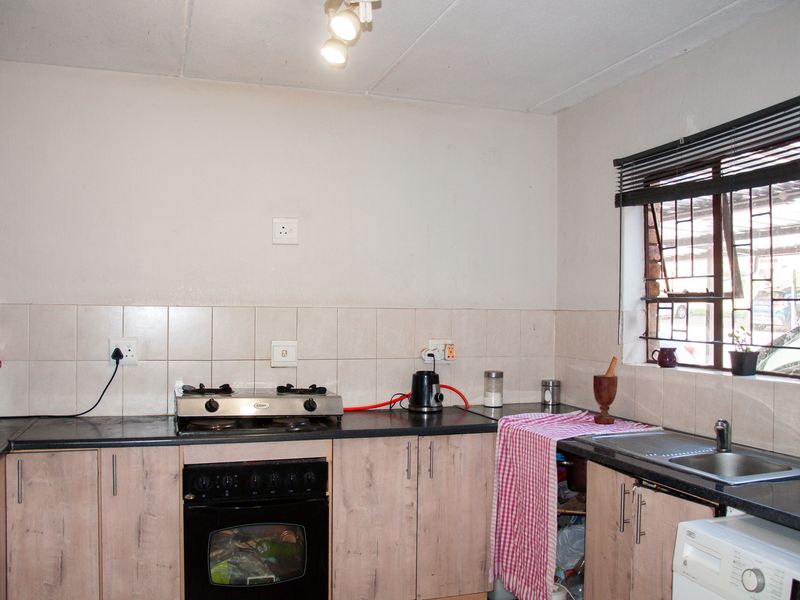 2 Bed Ground Floor  in Vorna Valley For R899 999 - Photo 2