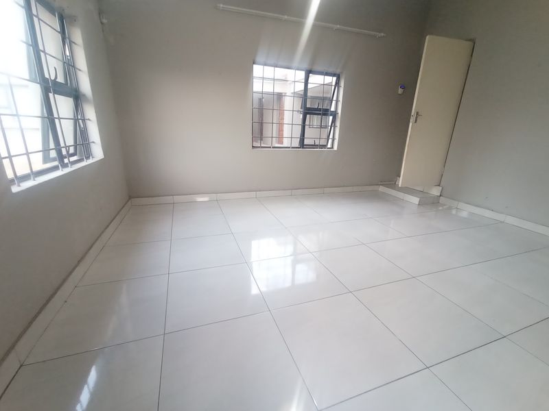 1 Bedroom Cottage to Rent in Florida North - Photo 2