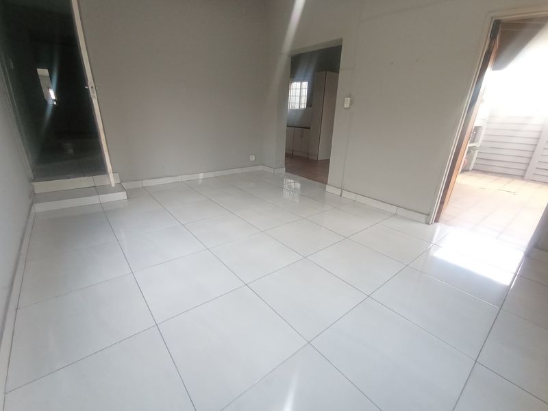 1 Bedroom Cottage to Rent in Florida North - Photo 3