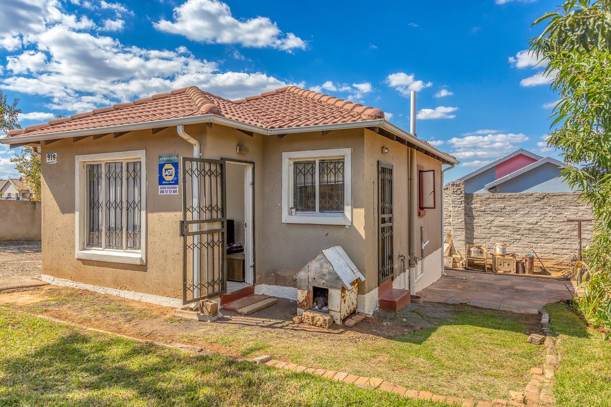 Charming 3-Bedroom Home with Expansion Potential – Ideal Location - Photo 2