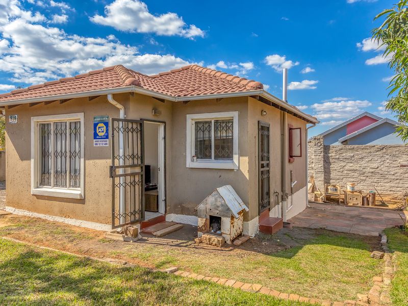 Charming 3-Bedroom Home with Expansion Potential – Ideal Location - Photo 2