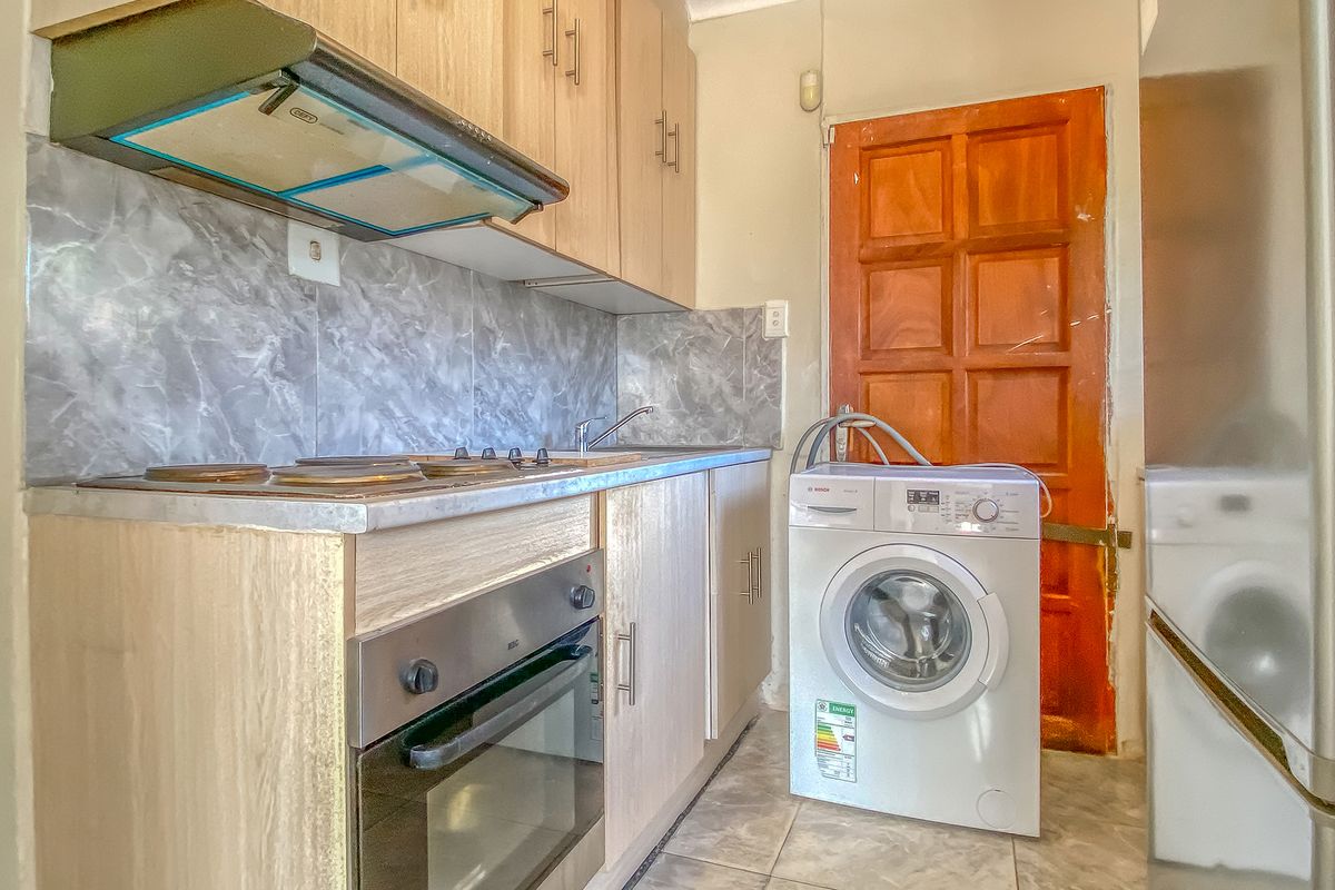 Charming 3-Bedroom Home with Expansion Potential – Ideal Location - Photo 3