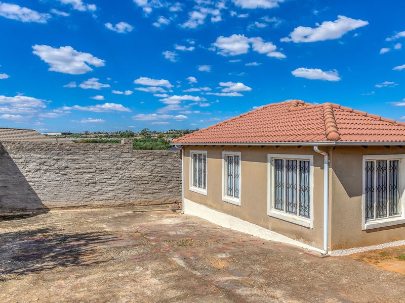 Charming 3-Bedroom Home with Expansion Potential – Ideal Location - Photo 1