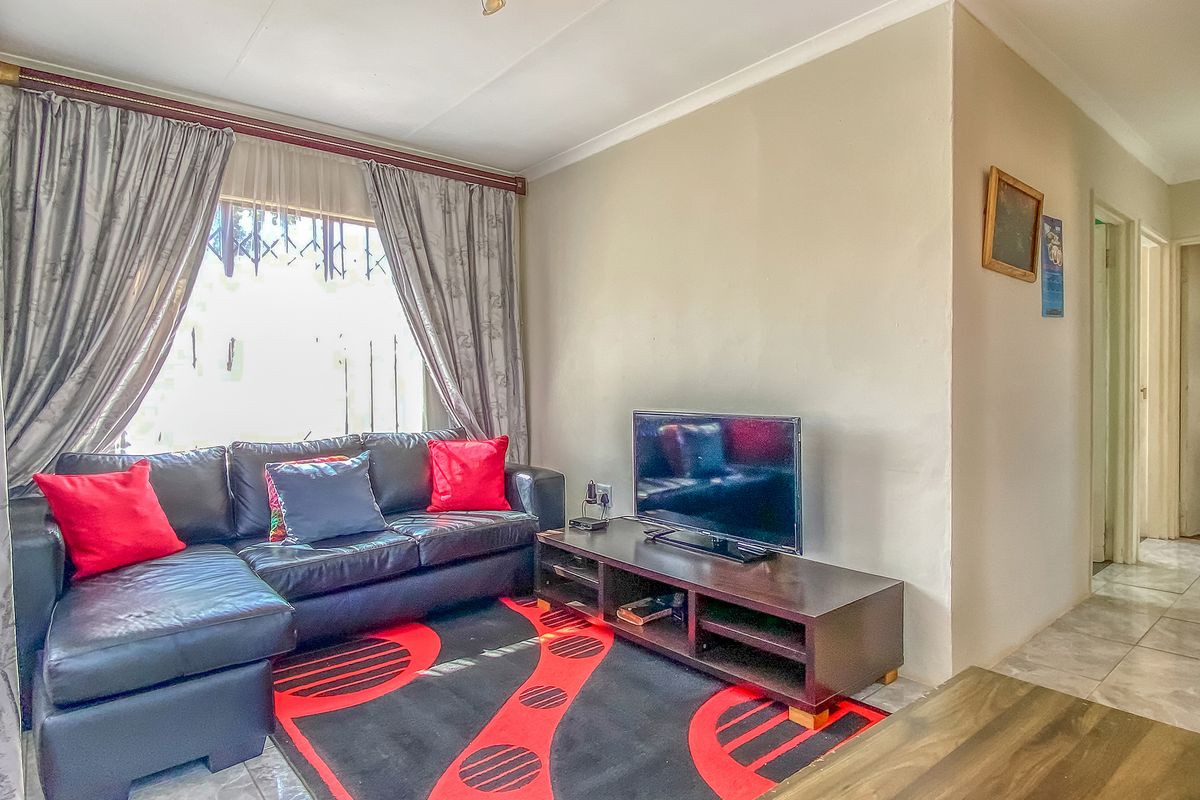 Charming 3-Bedroom Home with Expansion Potential – Ideal Location - Photo 4