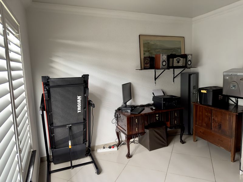 Modern Spacious Family Home with Entertainment and Solar Power. - Photo 10