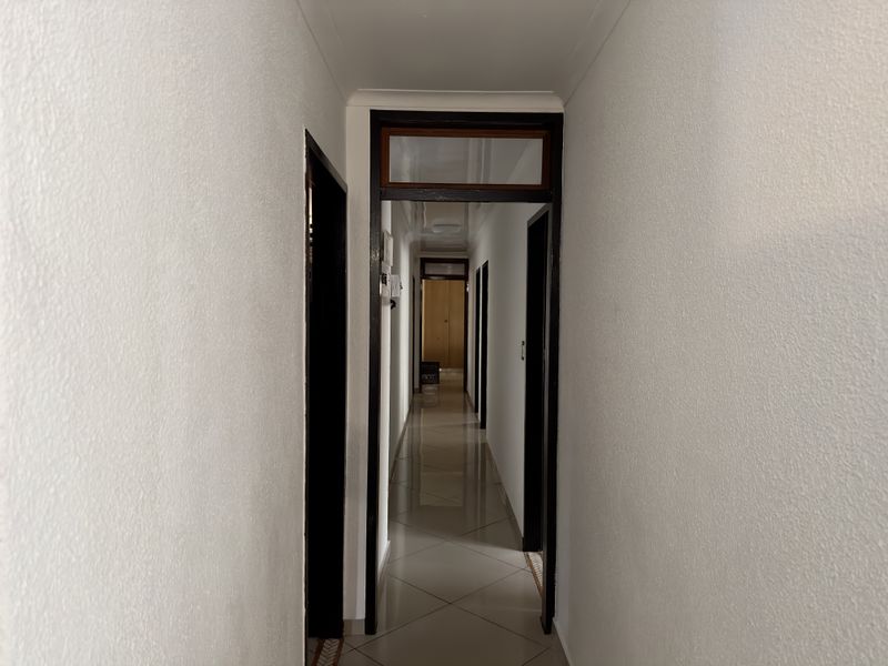 Modern Spacious Family Home with Entertainment and Solar Power. - Photo 9