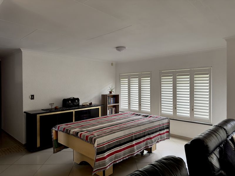 Modern Spacious Family Home with Entertainment and Solar Power. - Photo 8