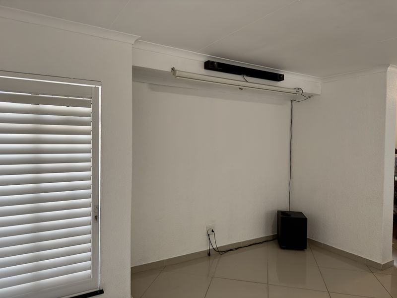 Modern Spacious Family Home with Entertainment and Solar Power. - Photo 6