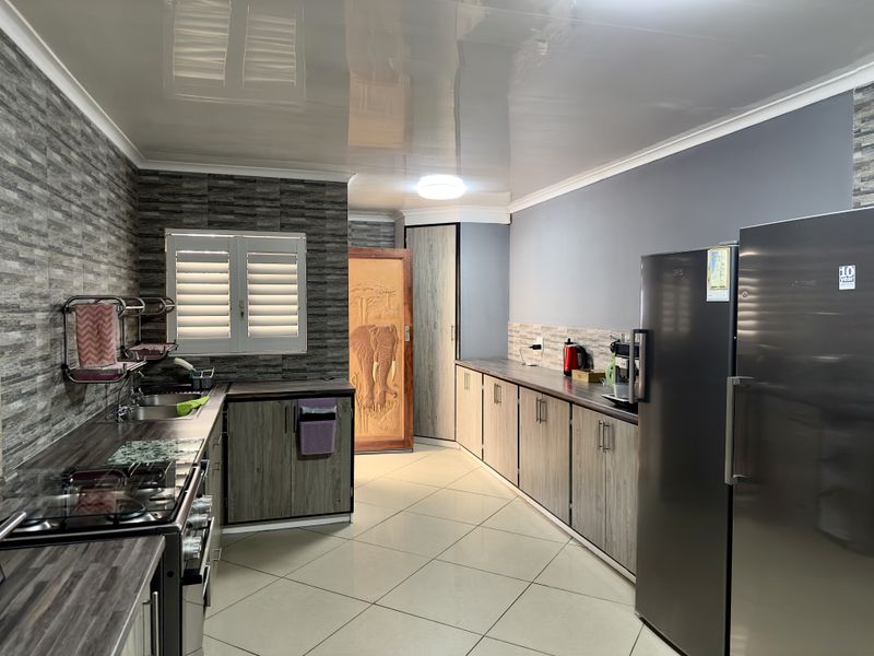 Modern Spacious Family Home with Entertainment and Solar Power. - Photo 3