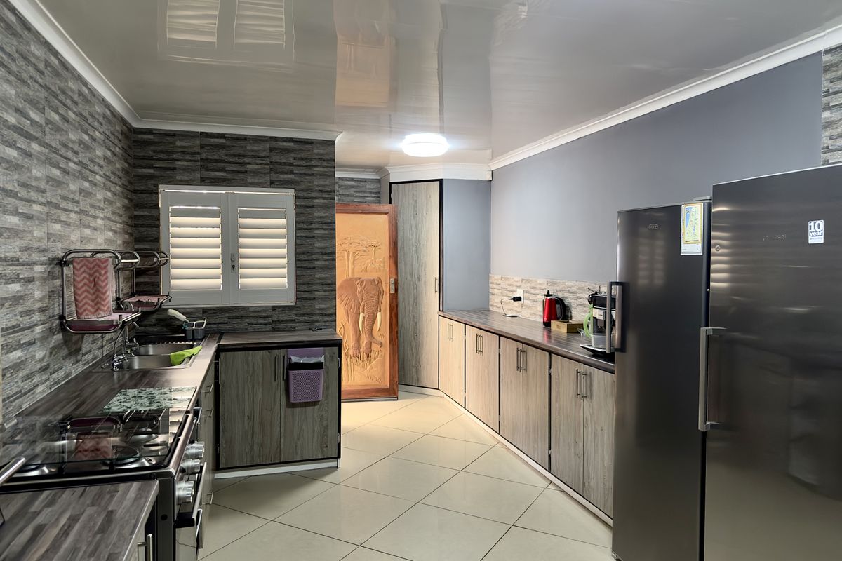 Modern Spacious Family Home with Entertainment and Solar Power. - Photo 3