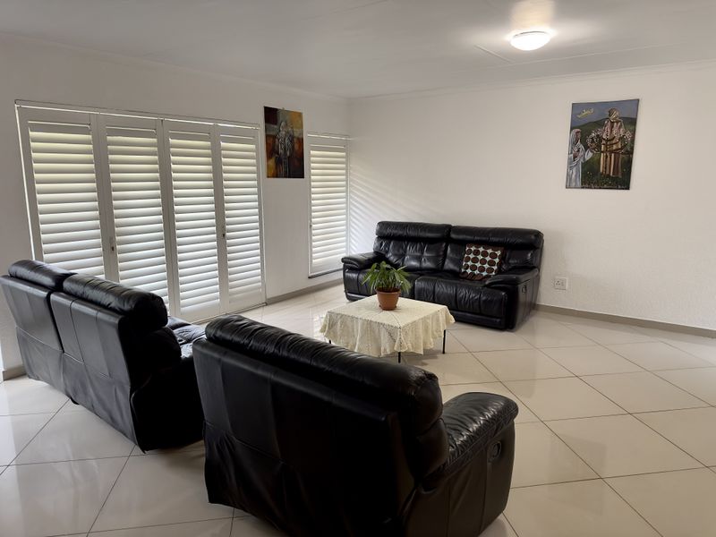 Modern Spacious Family Home with Entertainment and Solar Power. - Photo 4