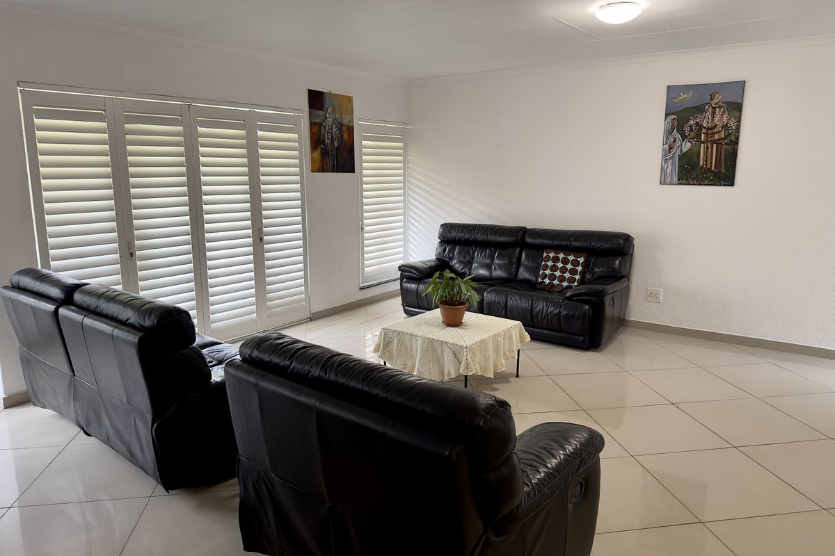 Modern Spacious Family Home with Entertainment and Solar Power. - Photo 4