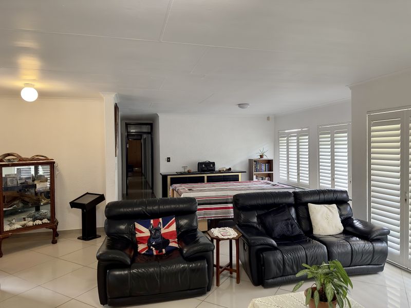 Modern Spacious Family Home with Entertainment and Solar Power. - Photo 5