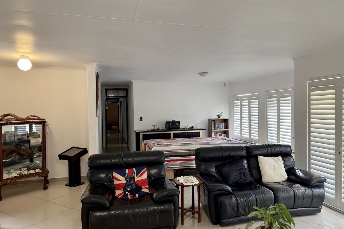 Modern Spacious Family Home with Entertainment and Solar Power. - Photo 5