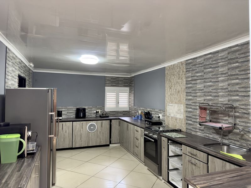 Modern Spacious Family Home with Entertainment and Solar Power. - Photo 2