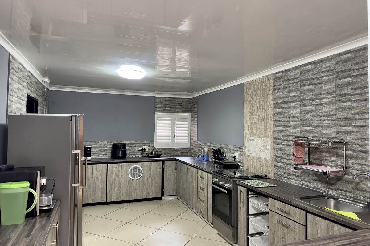 Modern Spacious Family Home with Entertainment and Solar Power. - Photo 2