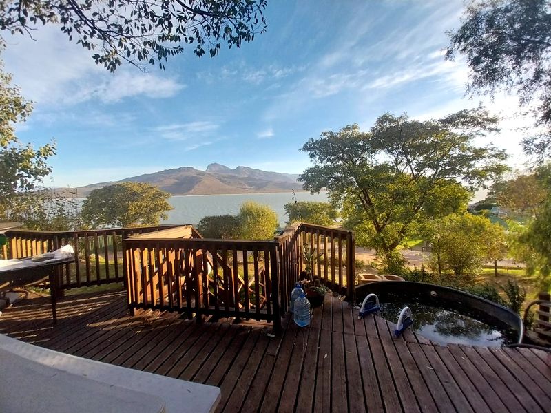 Charming Lakeside Cabin – Perfect Weekend Getaway - Photo 3