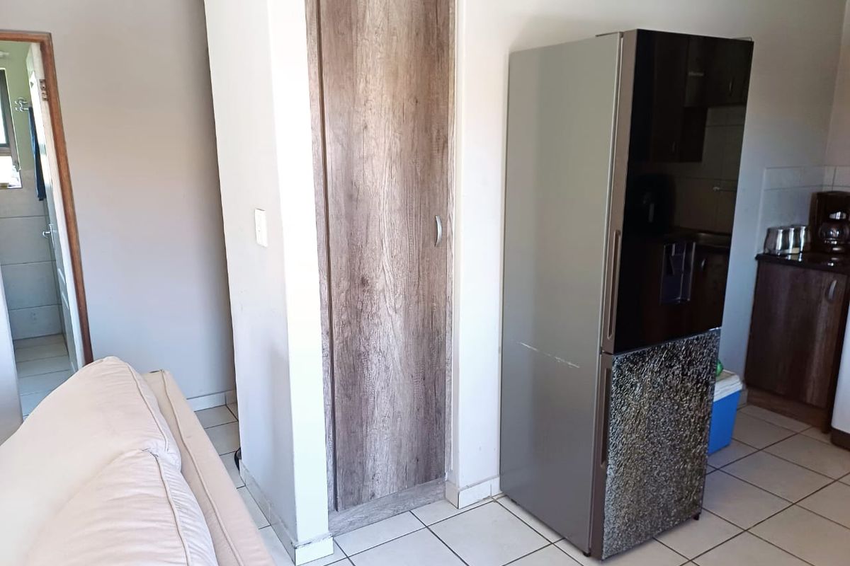 Modern 2-Bedroom Apartment with Open-Plan Living - Photo 5