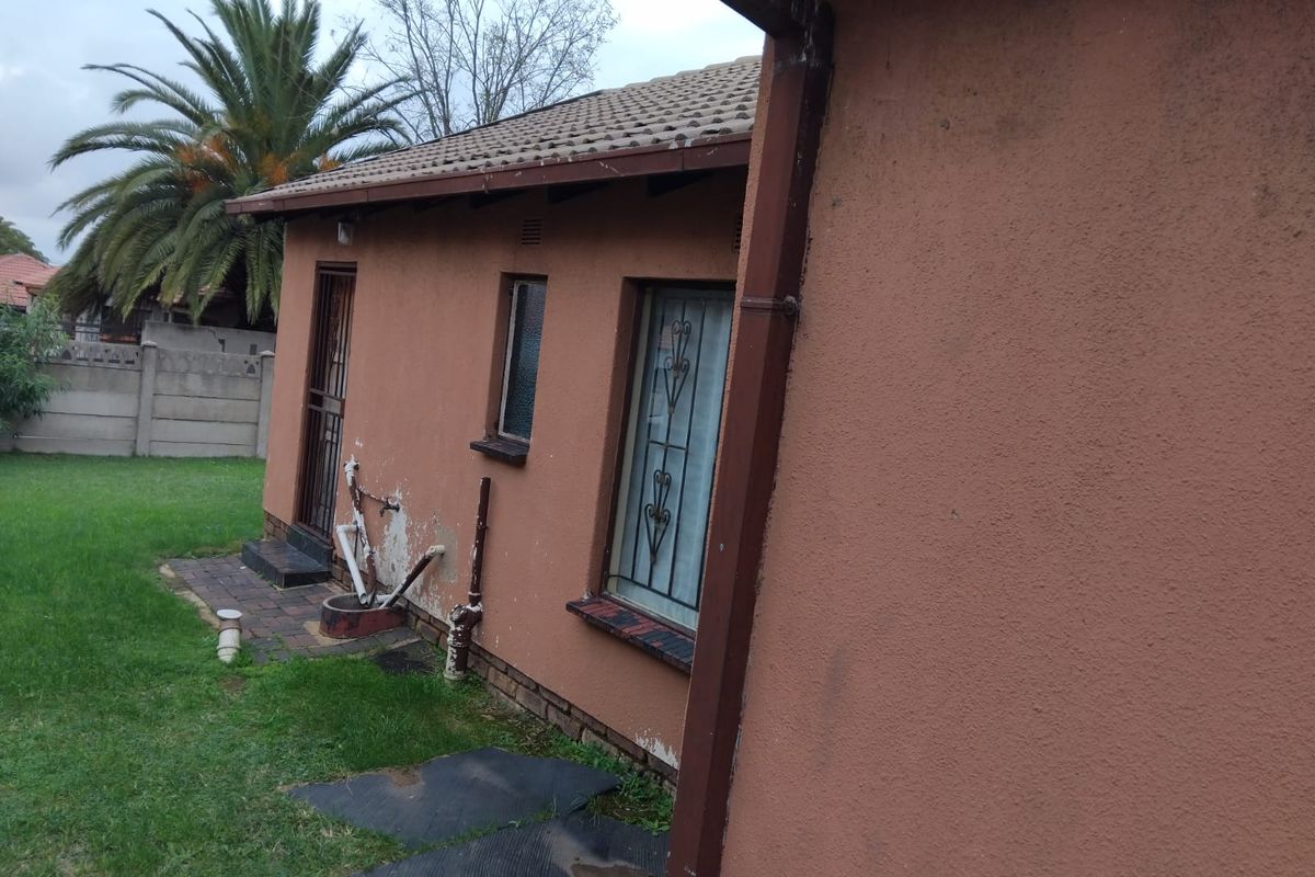 COZY 2 BEDROOM HOUSE - Photo 4