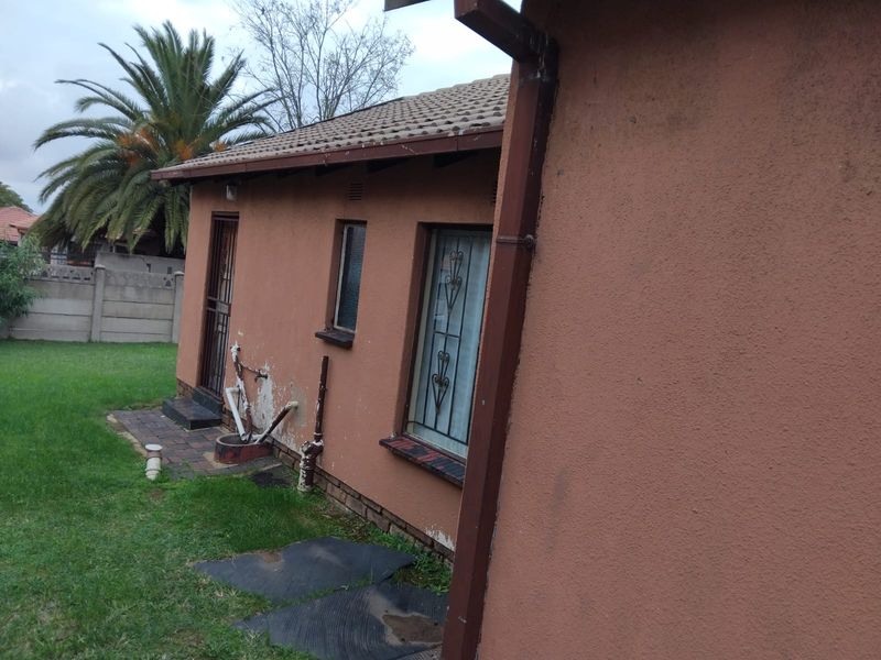 COZY 2 BEDROOM HOUSE - Photo 4