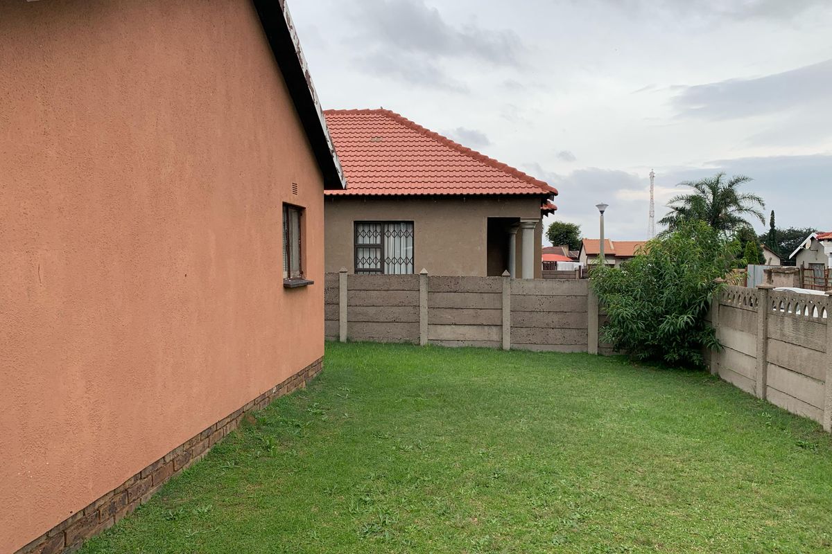 COZY 2 BEDROOM HOUSE - Photo 3