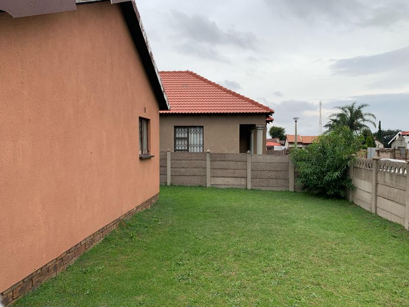 COZY 2 BEDROOM HOUSE - Photo 3