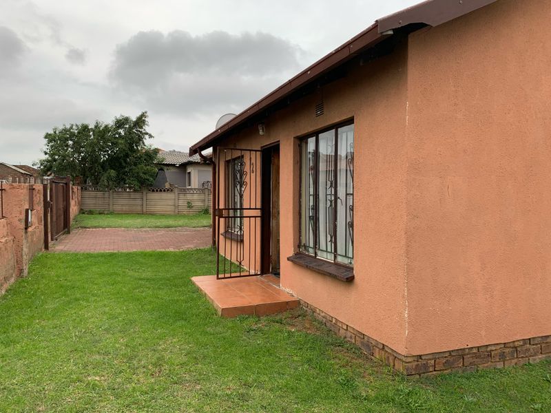 COZY 2 BEDROOM HOUSE - Photo 9