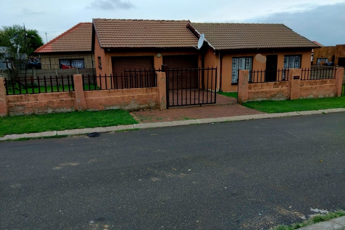 COZY 2 BEDROOM HOUSE - Photo 2