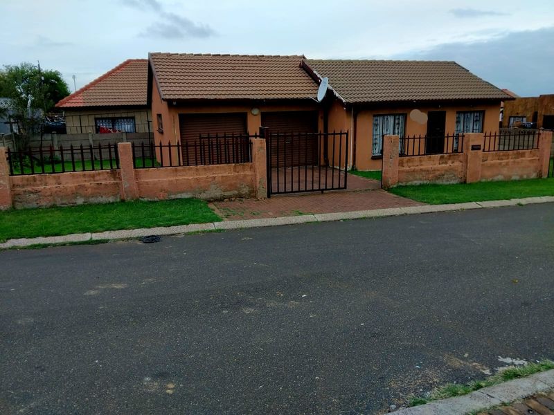 COZY 2 BEDROOM HOUSE - Photo 2