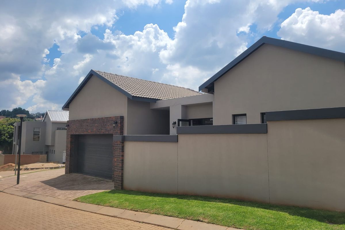 Charming and comfortable home in secure estate - Photo 3