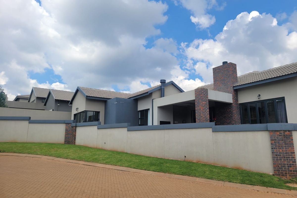 Charming and comfortable home in secure estate - Photo 4