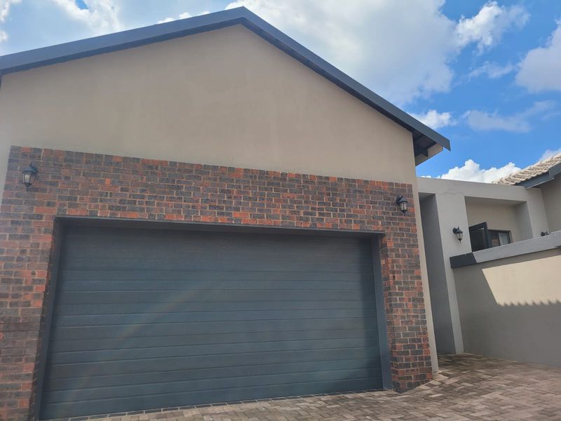 Charming and comfortable home in secure estate - Photo 2