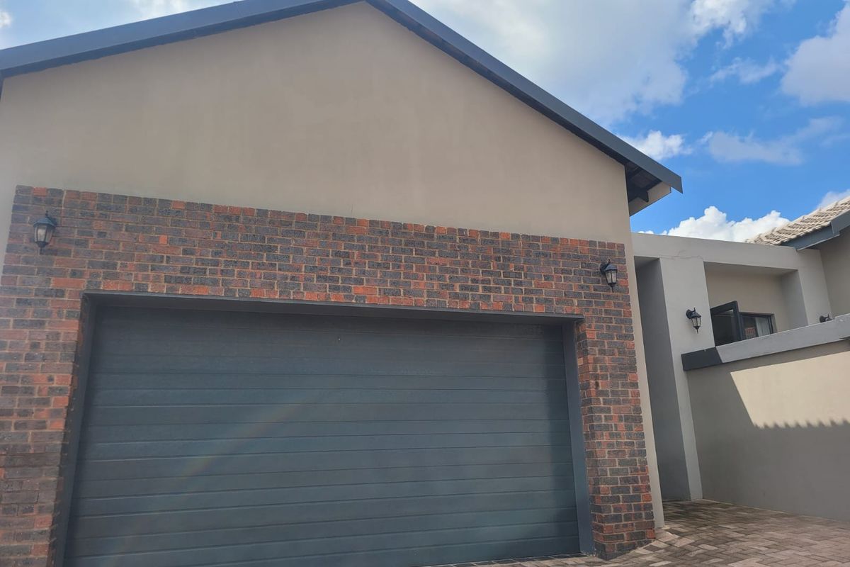 Charming and comfortable home in secure estate - Photo 2