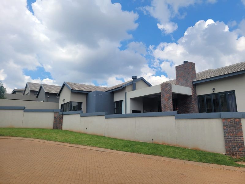 Charming and comfortable home in secure estate - Photo 4